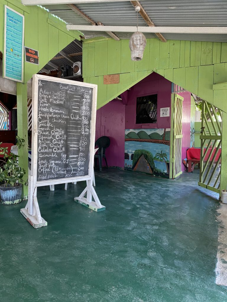 Tradiotioneel breakfast and lunch in Negril, Jamaica